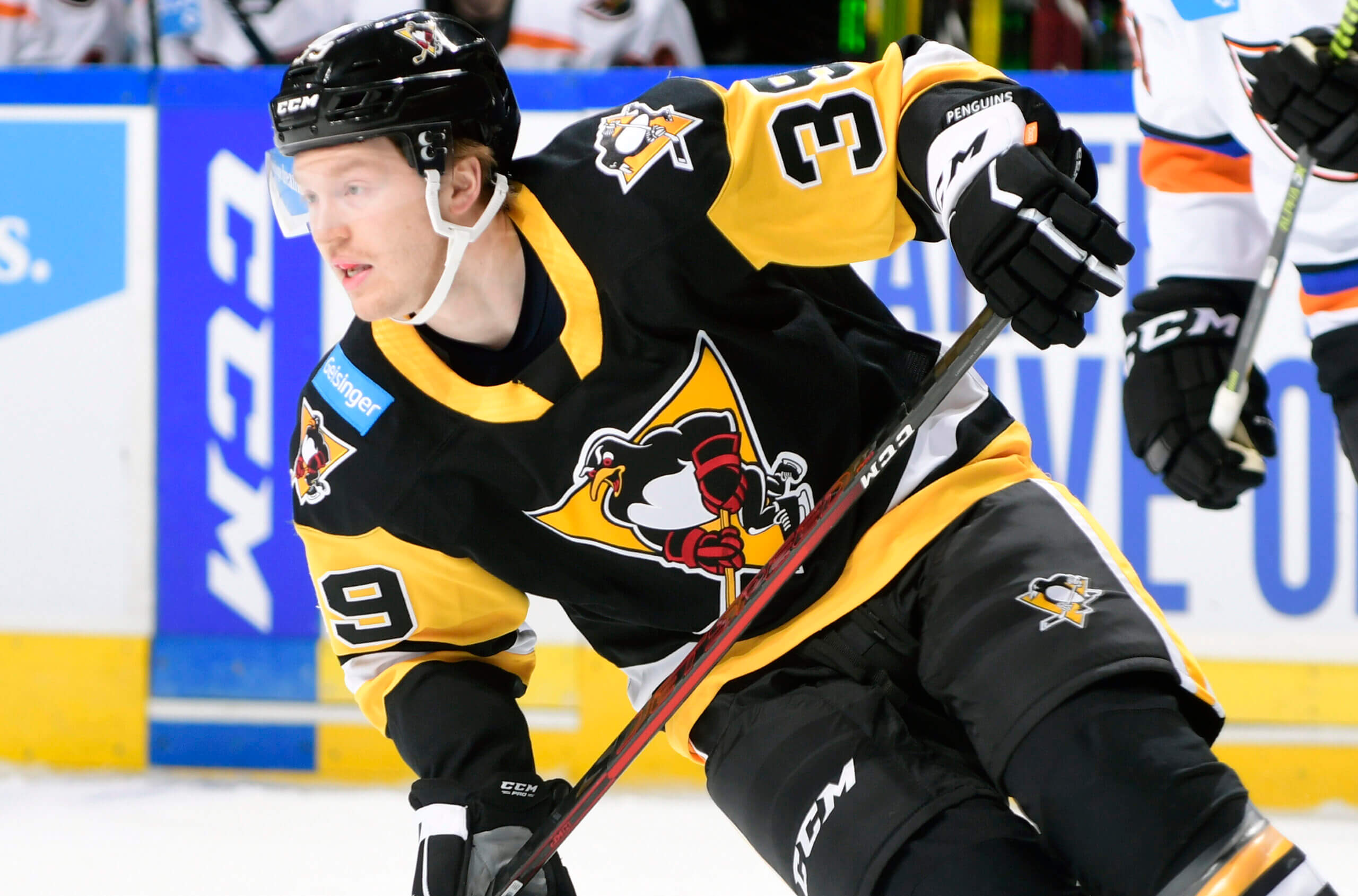 Read more about the article PENGUINS RE-SIGN FORWARD KYLE OLSON