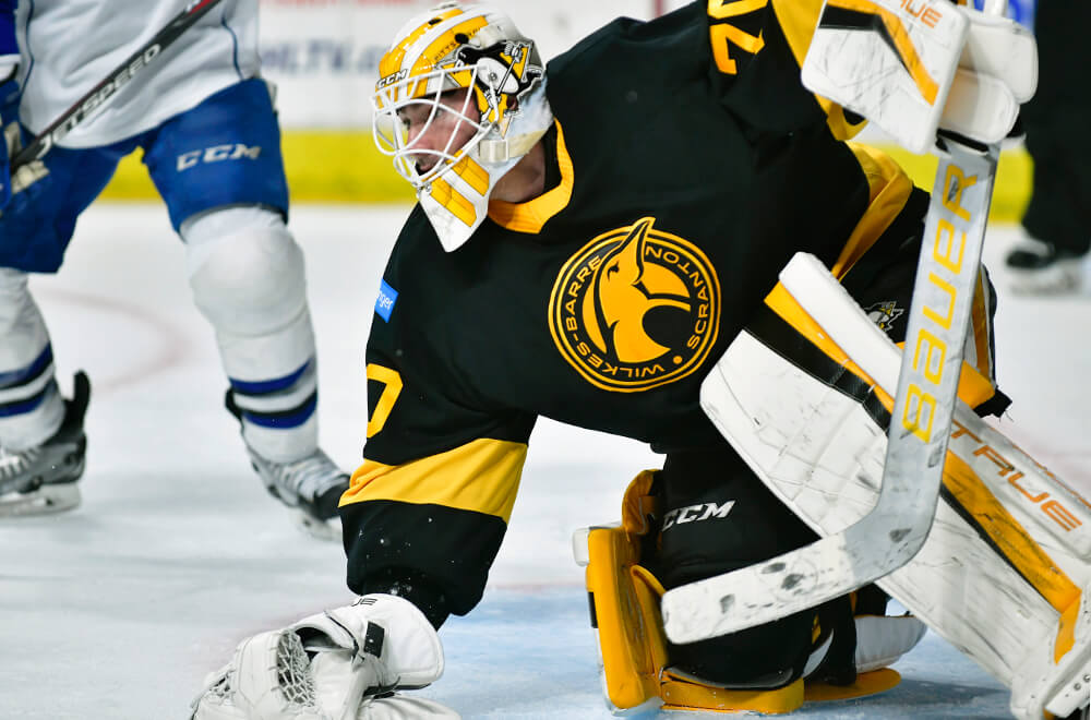 Read more about the article GOALIES SHINE, BUT PENGUINS FALL BY A HAIR TO CRUNCH, 1-0