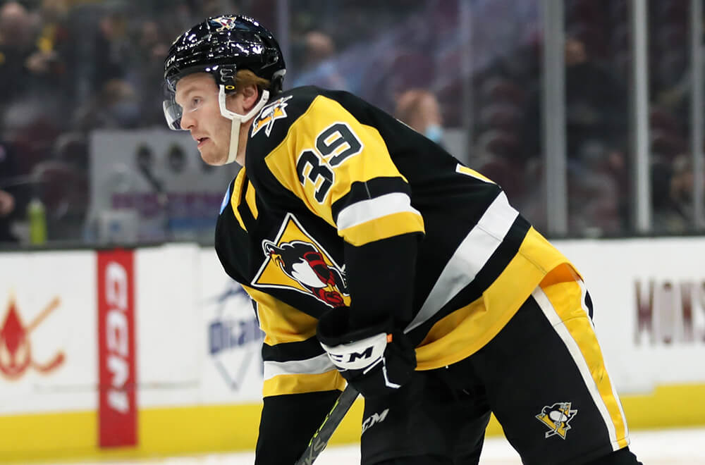 Read more about the article PENGUINS RE-SIGN KYLE OLSON
